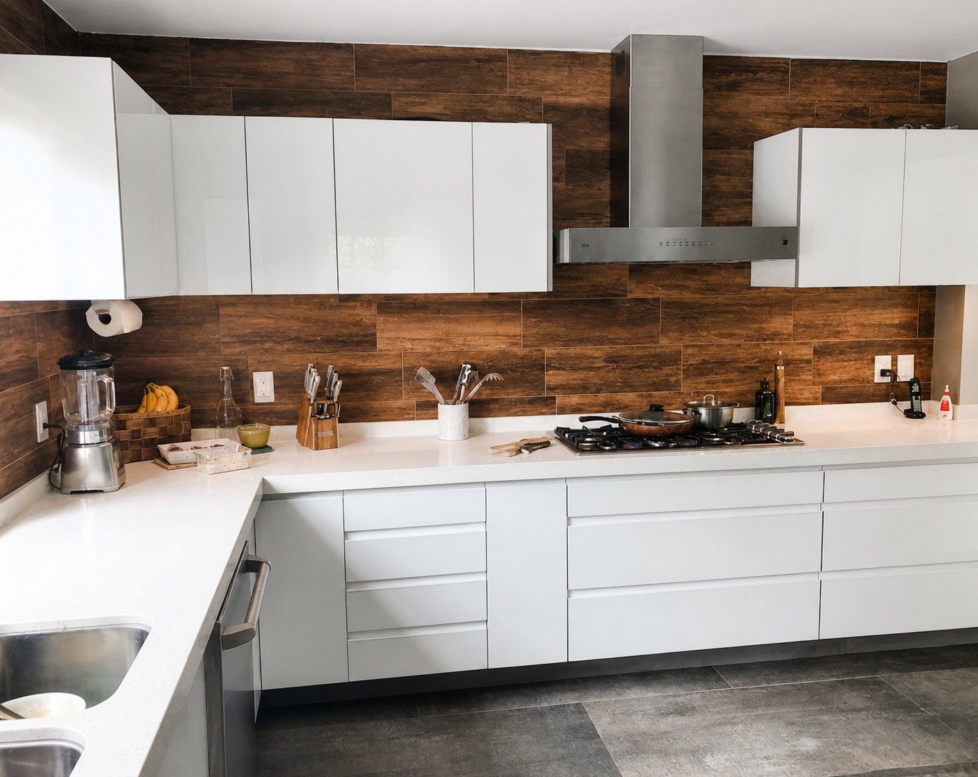 Cocina blanca Línea Performance con muro de madera