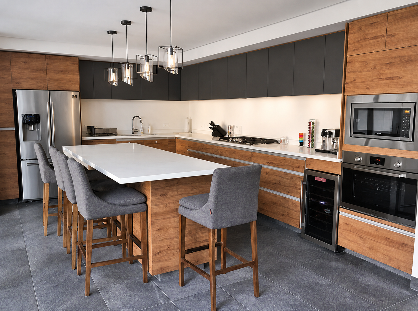 Cocina Línea Performance en madera y grafito con mesa central